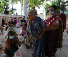 Voorzitster A S Solidarity deelt voedelhulp uit in Rangamati